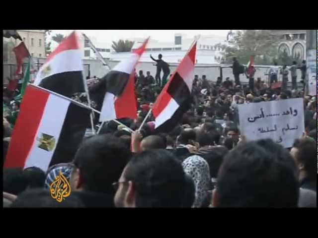 يدعو المتظاهرون إلى إضراب عام في مصر