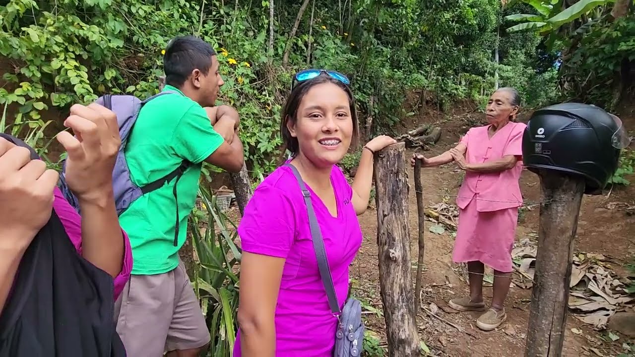 Llegamos al humilde hogar de doña Angelica  y muy feliz y agradecida nos recibe en su casa🥰😍