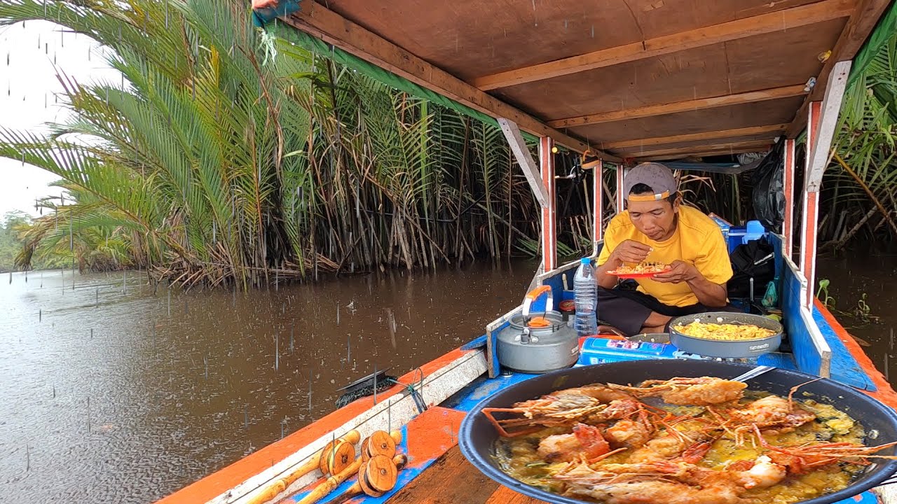 Masak udang telur asin setelah mancing saat hujan langsung di perahu