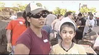 Sandbagging Volunteers Pour in at Long Lines