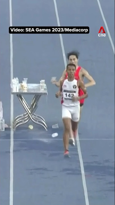 Singapore's Soh Rui Yong shared his water with a competitor at the SEA Games men's 10,000m race.