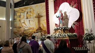 Preghiera a Santa Lucia da Siracusa durante la Messa celebrata da don Sergio Pellegrini