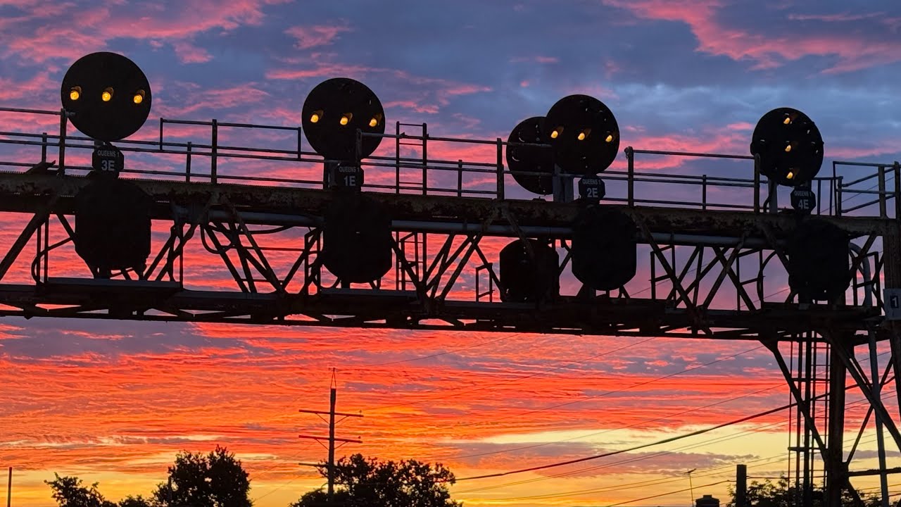 LIRR AM Ажиотаж в Куинс-Виллидж. Много поездов, вертолётов и сигнальных огней. 26 сентября 2025 г.