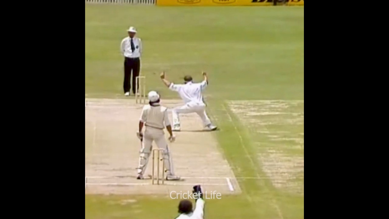 Dennis Lillee Vs Imran Khan - Skillful Fast Bowling To Win The Battle