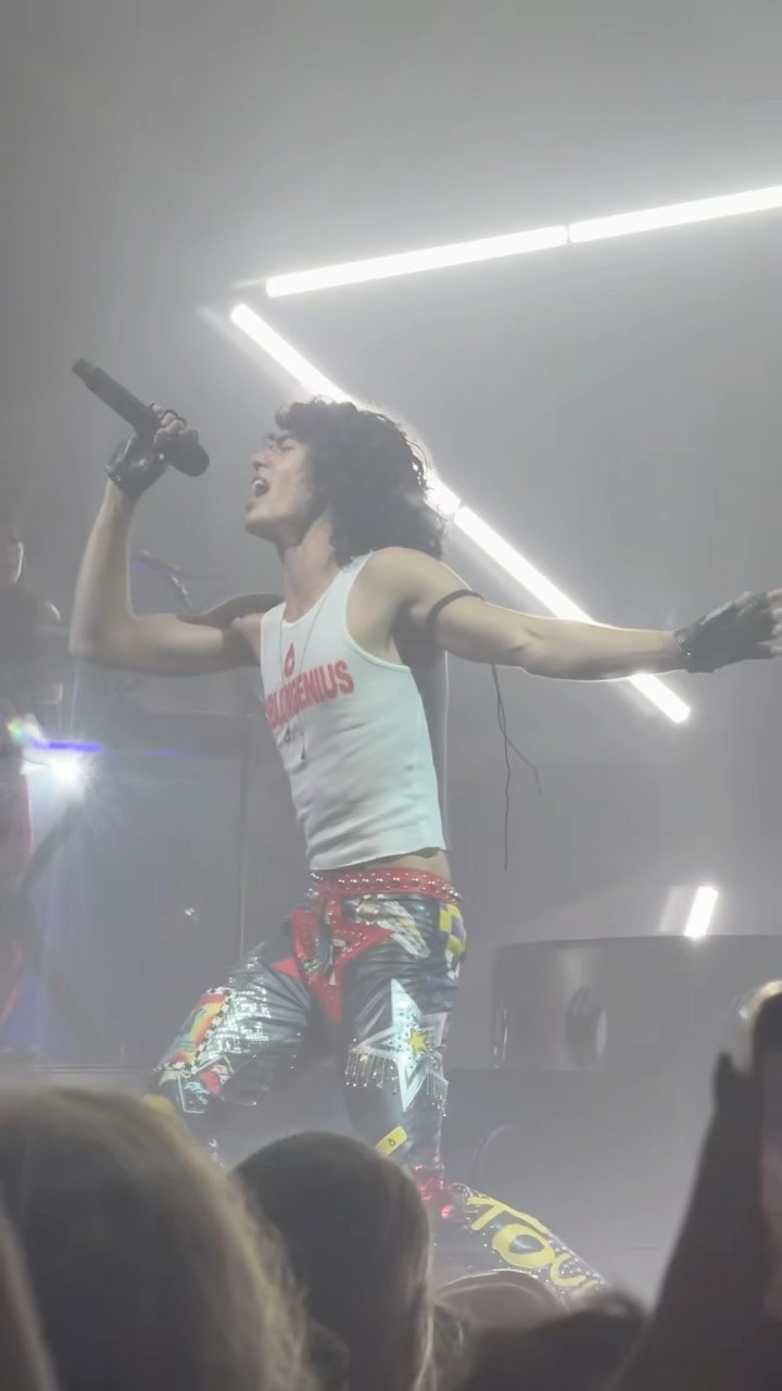 I want that confetti ? #foundheaven #concert #coneheads #conangray #live #tour