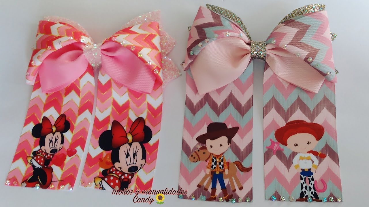 Красивый бант из 7,5-сантиметровой ленты с наконечниками.