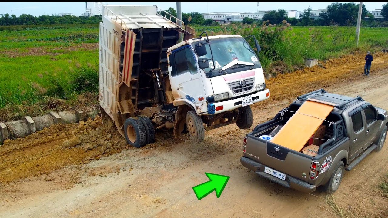 Incredible! Handle With Care Dump truck 5ton Drive Back Uploading Landslide Overturned Bulldozer KO…