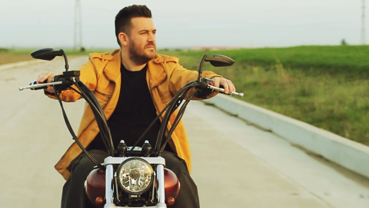 Смотреть «George Hora - Privesc Inainte | Official Video» на YouTube