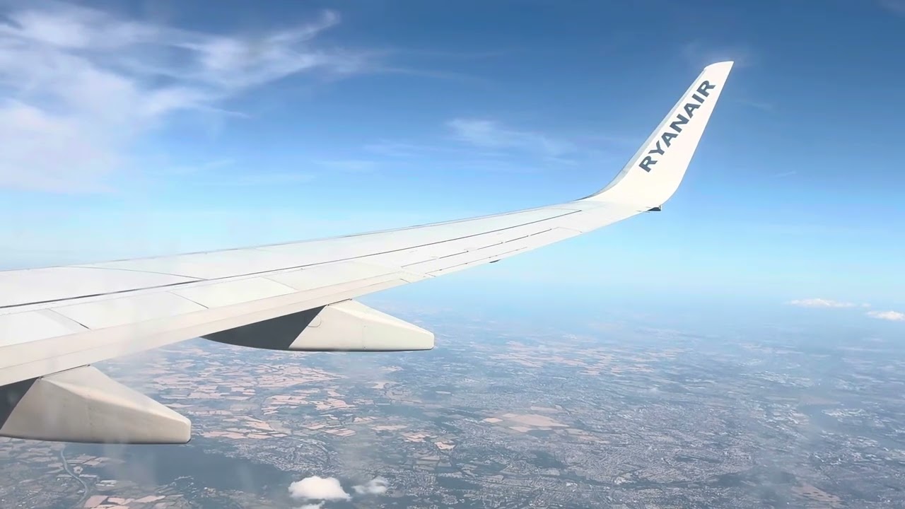 Ryanair B737-800 Full landing in London Stansted. 