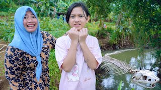 VIRAL βΌοΈTHERE'S A LARGE SNAKE SKELETON π± IN THE RIVER NEAR MY HOUSE