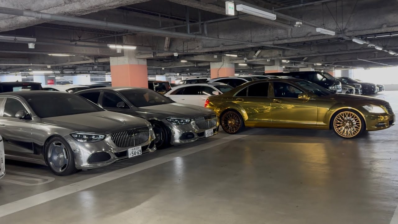 Ye(KANYE)シルバーメルセデスの横にゴールドベンツをとめてみたら絵面強すぎた