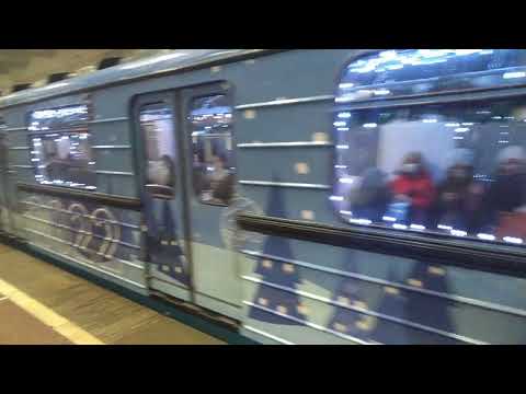 Видео: московское метро сияет в НГ праздники... а ваше???