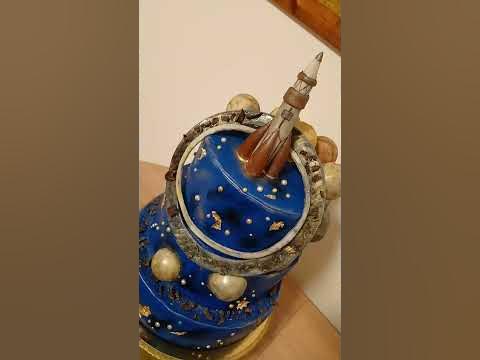 торт космос с ракетой из сахарной массы и шоколадными планетами🌟💫🌠🪐🌒 ...