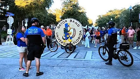 2022/10/15-1 Gainesville: Gators x LSU - Going to the Stadium - UF Band Getting Ready