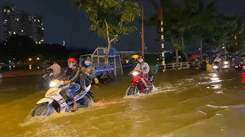 Triều cường ở Sài Gòn - Nhiều tuyến đường ngập sâu