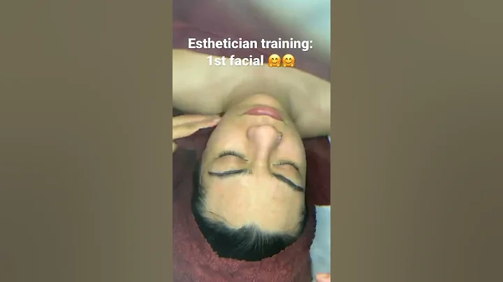 Esthetician student, first facial