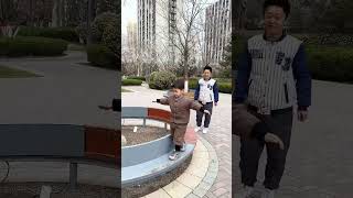 Thumbnail for 爸爸带娃花样百出,又到了锻炼孩子的时刻了!#Cute baby#Cute#呆萌小米宝#聪明宝宝#萌娃