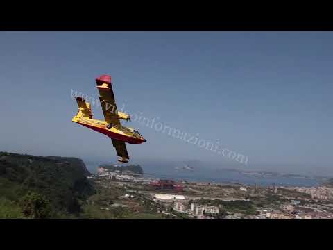 Brucia la collina di Posillipo, al lavoro elicotteri e Canadair