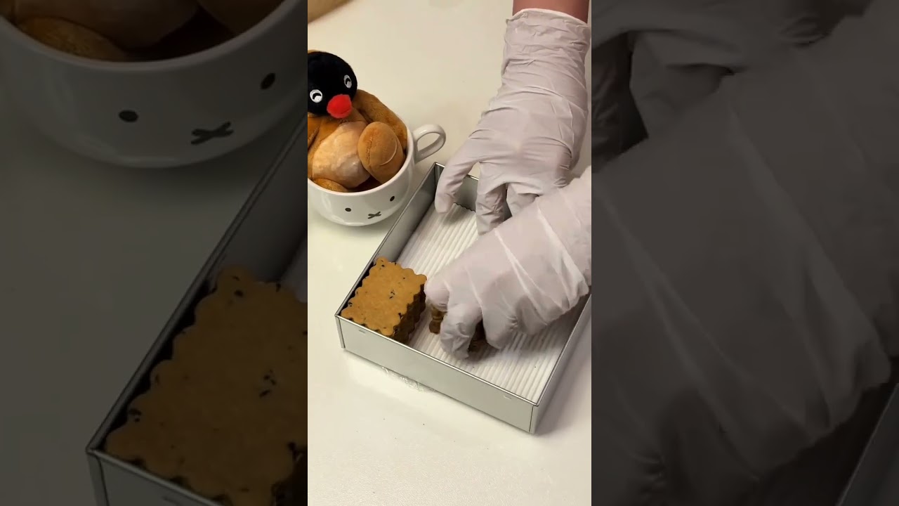 Pack baked pastries into boxes