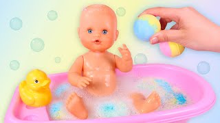 Bañamos al BEBÉ NENUCO con bombas ARCOÍRIS 🌈👶 Vídeos para niños