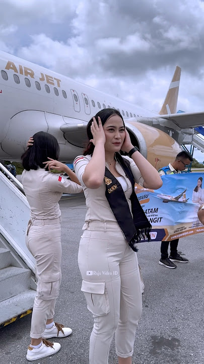 Pramugari Cantik Super Air Jet Turun Tangga Persiapan Foto Bersama di Samping Pesawat 😁🥰🥰✌️✌️