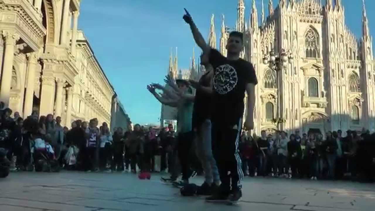 Natural Force breakdance crew a piazza Duomo, Milano