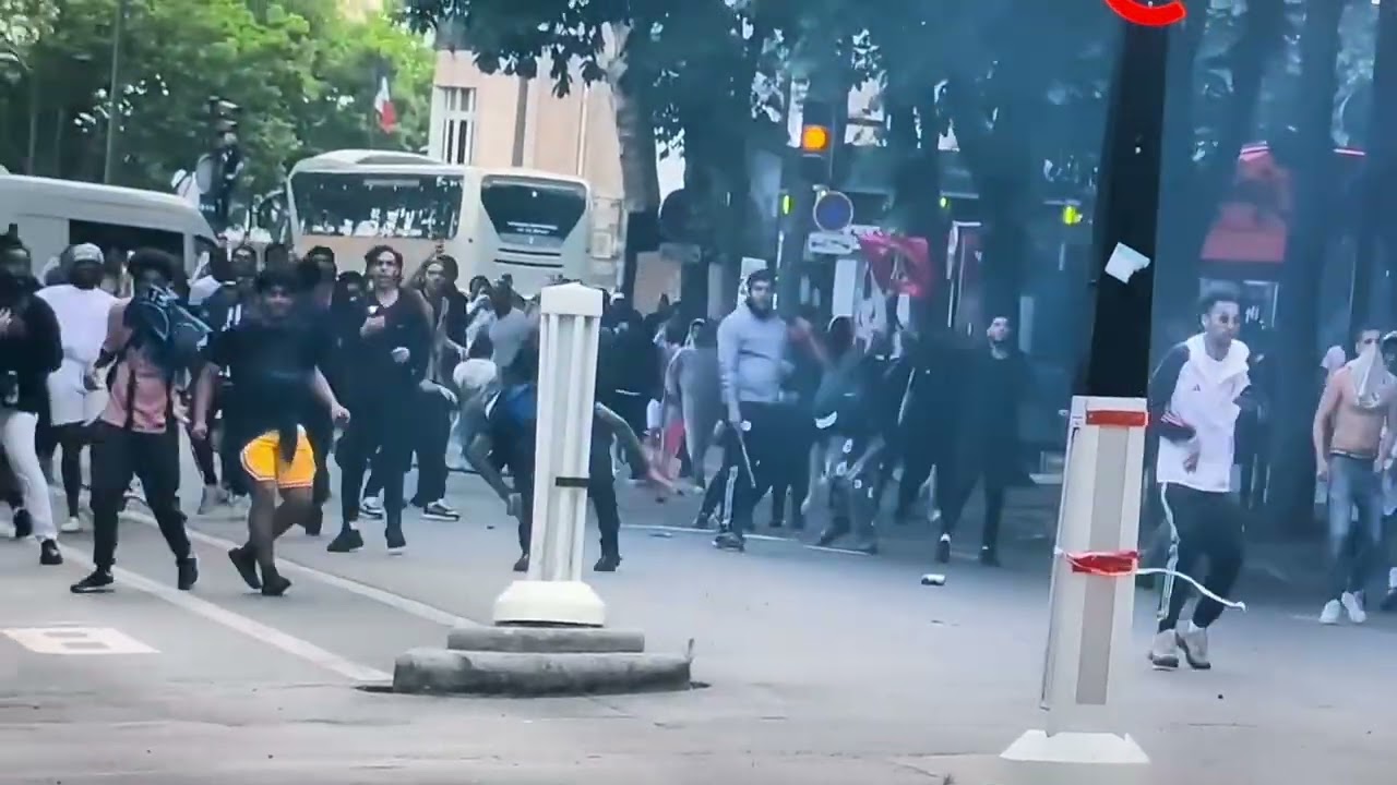 Peaceful protesters turn into violent aggressive mob
