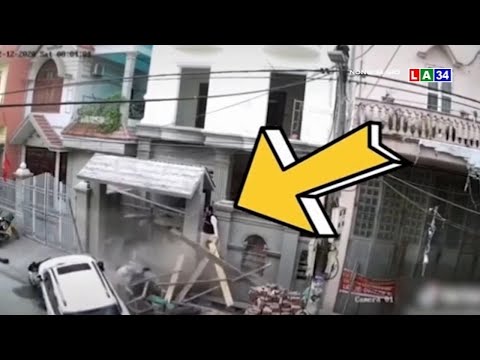 Camera nóng | Ô tô tông sập giàn giáo, nhiều người thoát khỏi tử thần | LONG AN TV