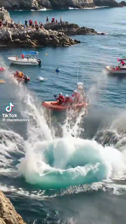 Wanita Obesitas Sebabkan Tsunami Saat Terjun ke Air