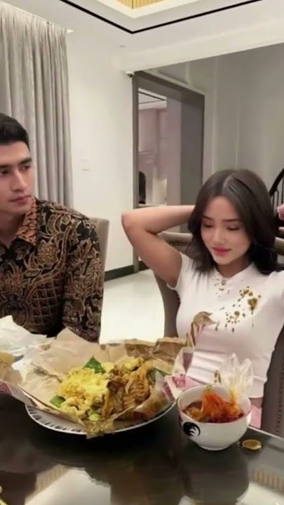 Fuji dan Verrell Makan Nasi Padang, Bajunya Uti Ketumpahan Kuah