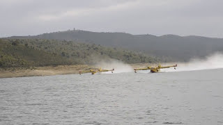 Dos Canadair Despegando del Embalse de El Atazar