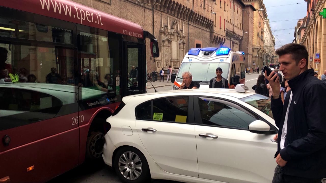 BOLOGNA: Autista del bus colto da malore trascina un taxi | VIDEO