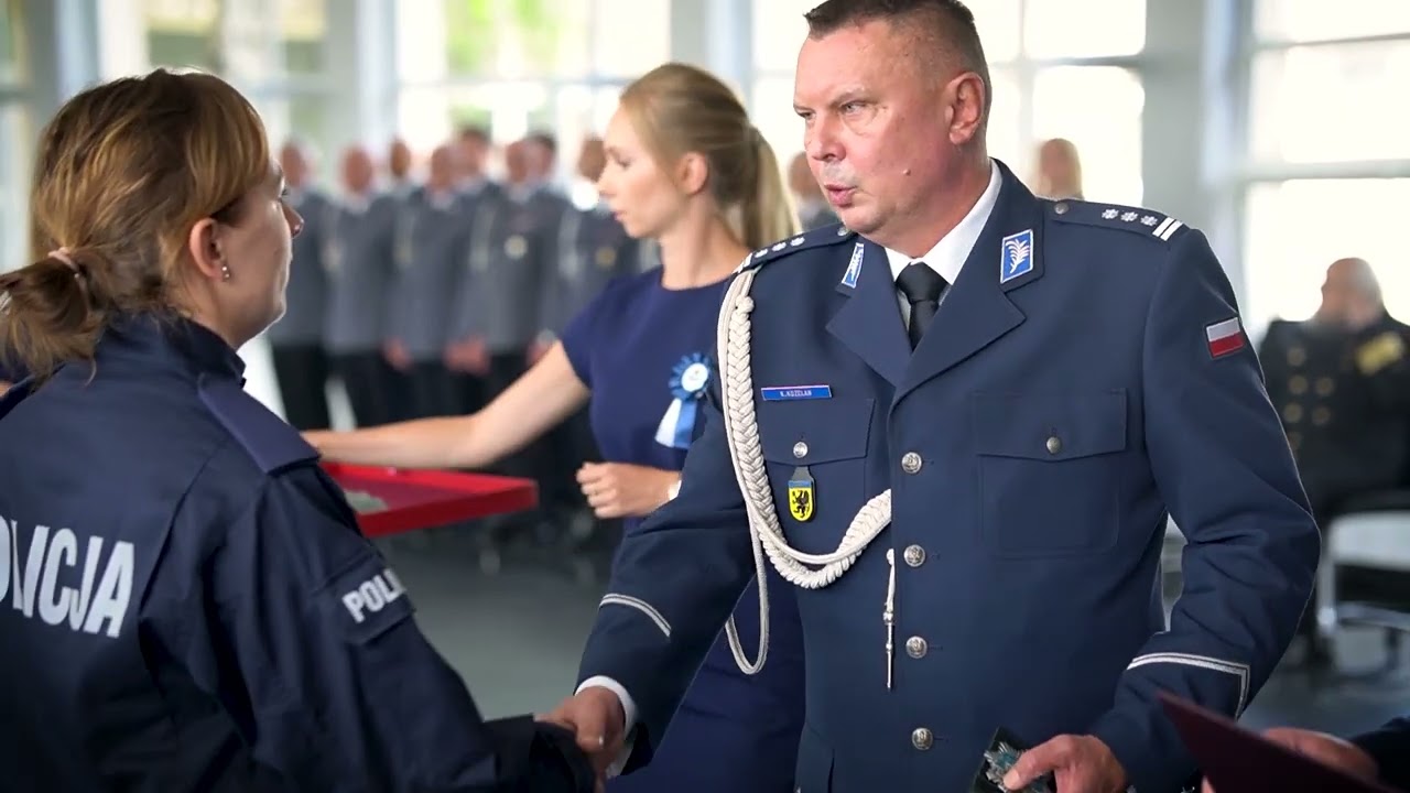 ŚLUBOWANIE NOWO PRZYJĘTYCH POLICJANTÓW / WRĘCZENIE ATKÓW MIANOWANIA NA PIERWSZY STOPIEŃ OFICERSKI