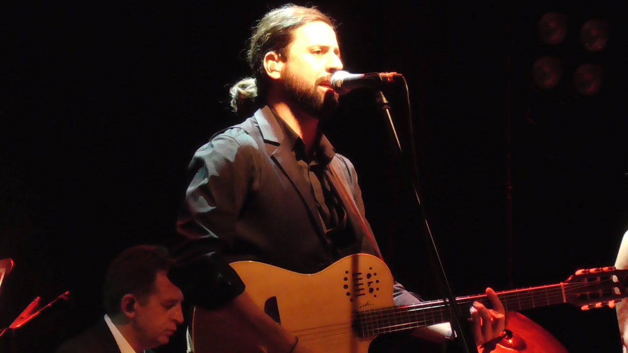 "Βρέχει στη φτωχογειτονιά" - Δημήτης Τσινιδέλος