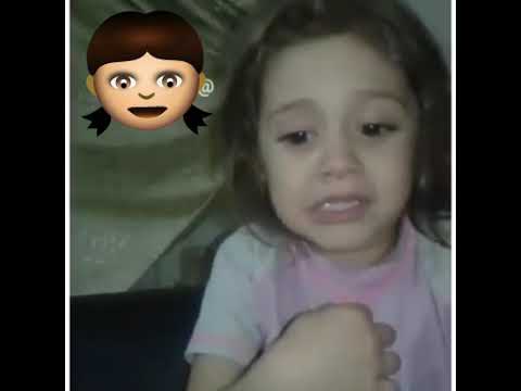 طفله متاثره بالاغاني لدرجه البكاء طفله صغيره وموجوعه