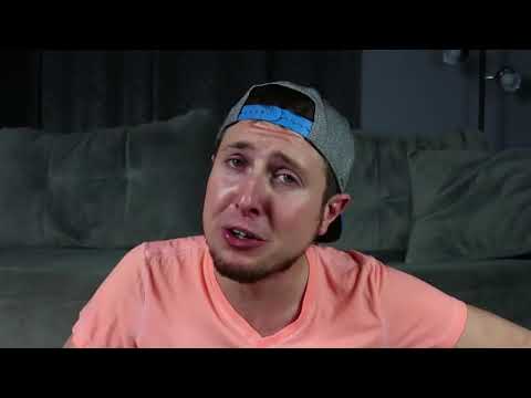 ポケモンのTcgカードを開けている間、スパイシーなヌードルの挑戦は悪い考えです