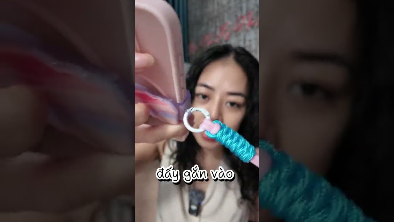 🎥 Ai biết dùng cái dây đeo điện thoại này chỉ tui với, kéo ngắn thì như đám rừng mà để dài thì dài qu — Video review, click xem trên YouTube