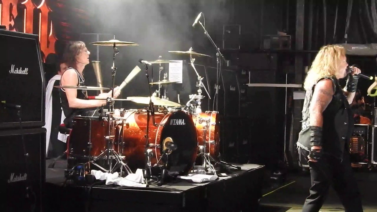 vince neil tour drummer