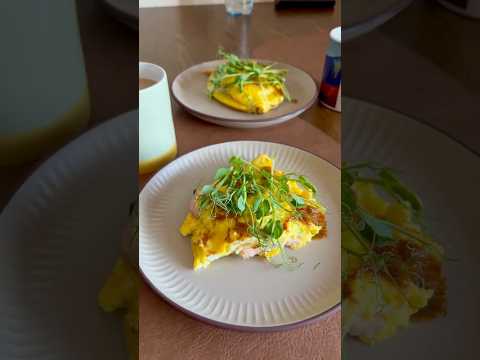 Омлет с ветчиной и сыром 🥚🧀🌿#омлет #cooking #завтрак #breakfast #food #recipe #омлетнасковороде
