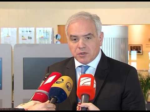 გიორგი მღებრიშვილი ევროკომისარ იოჰანეს ჰანს შეხვდა