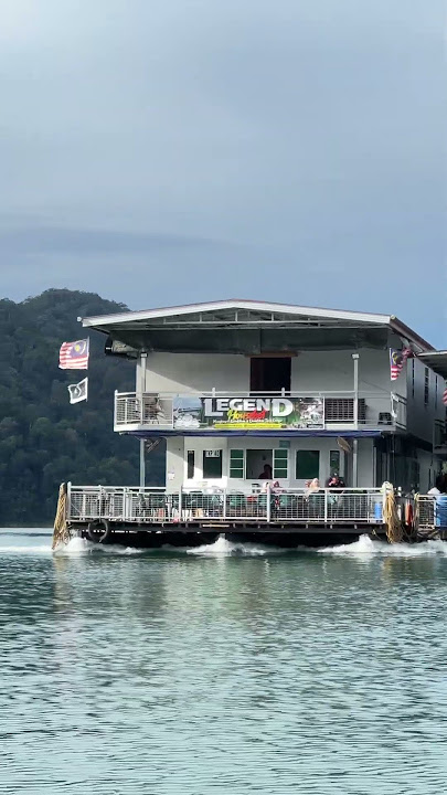 Armada Houseboat dan legend Houseboat #tasikkenyir#houseboat#mancing#bercuti#shortvideo #shorts