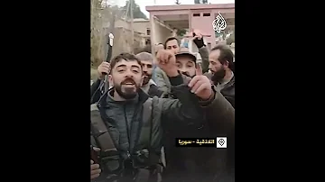 مقاتلو المعارضة السورية المسلحة أمام معبر كسب الحدودي مع تركيا 