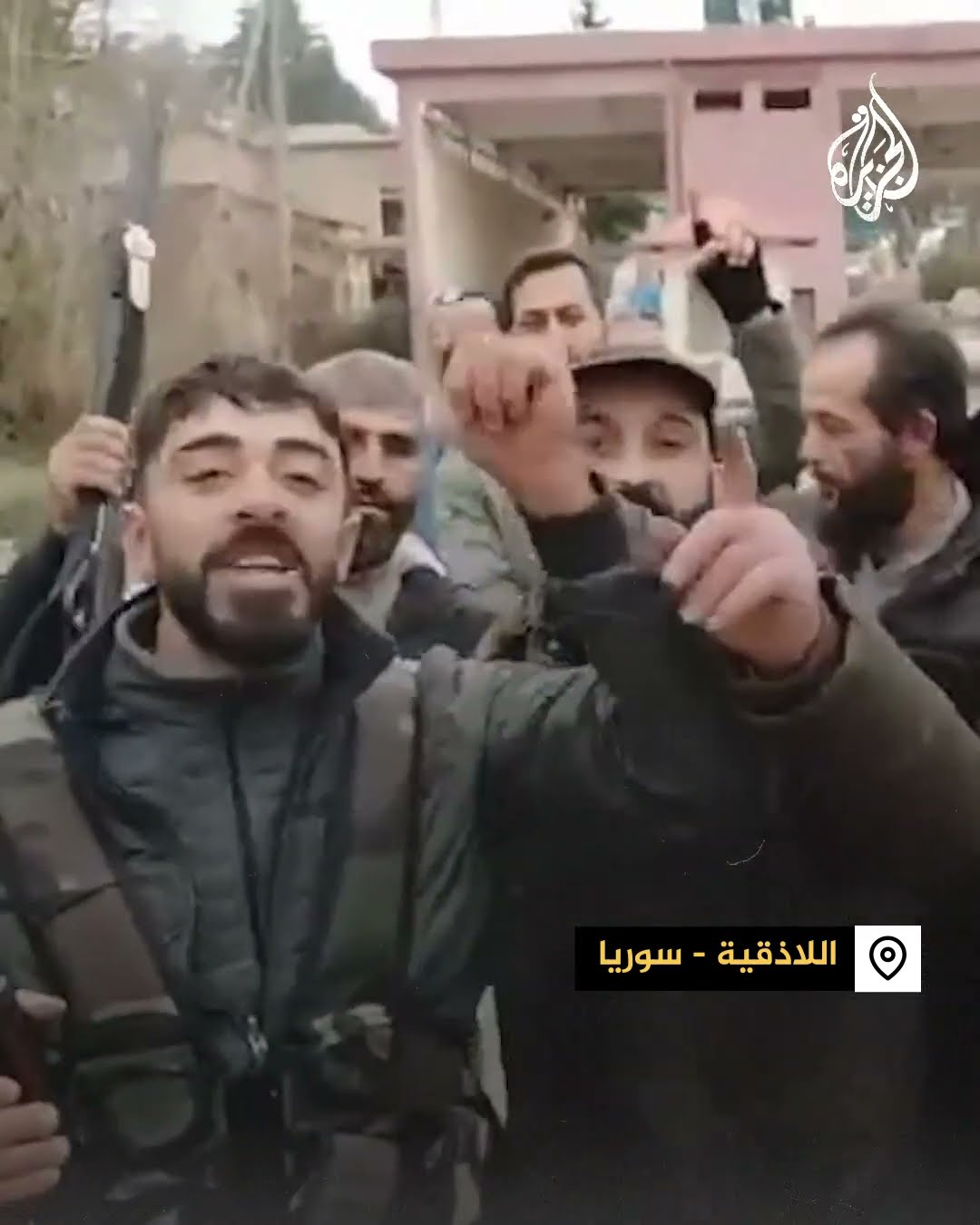 مقاتلو المعارضة السورية المسلحة أمام معبر كسب الحدودي مع تركيا