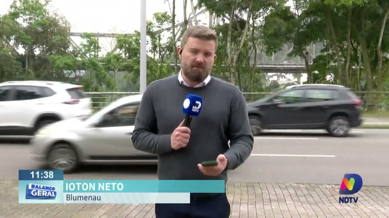 Blumenau: Carro pega fogo no pátio de uma escola