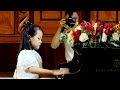 Suzie biểu diễn Piano