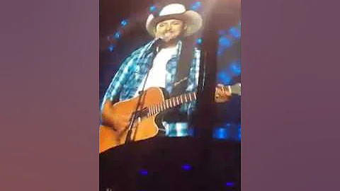 GARTH BROOKS PICKS MAN FROM AUDIENCE AND STUNS EVE...