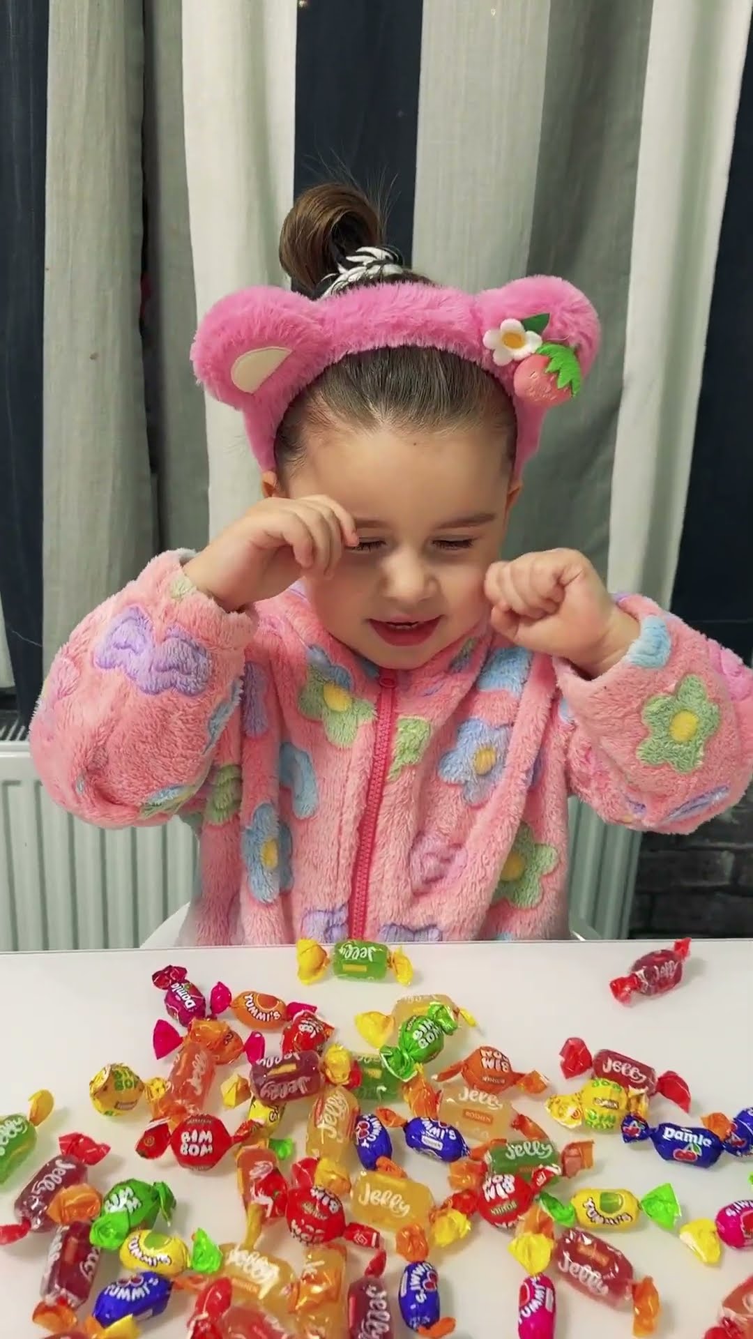 Candy prank on crying kid ???❤️?