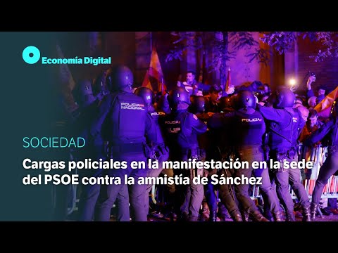 Cargas policiales en la manifestación en la sede del PSOE contra la amnistía de Sánchez