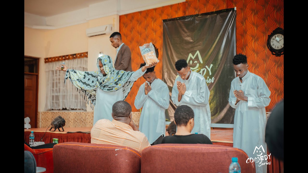 MC KAPELENHO ALIVYOWAVUNJA WATU MBAVU KWA KUINGIA NA STYLE HII