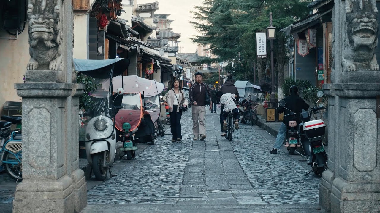 Старинные каменные улочки, дома бай разбросаны, оживлённая жизнь с местным колоритом [4K]